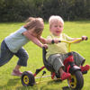 Gijs laat zich graag duwen, terwijl Tom los heeft leren fietsen!
