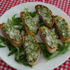 Heerlijke crostini met rucola-tapenade