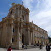 Op de piazza Duomo staat deze dom, in Ortigia stadsdeel van Syracuse